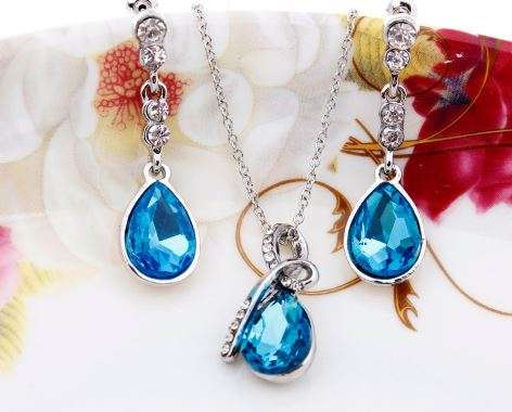 Equisite Sterling Silver Light Blue Crystal Teardrop Shaped Juwellery Set