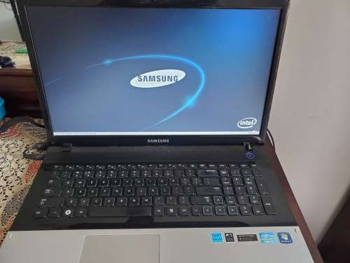 Samsung  NP300E7A i5-2450M 43.9 cm (17.3`)