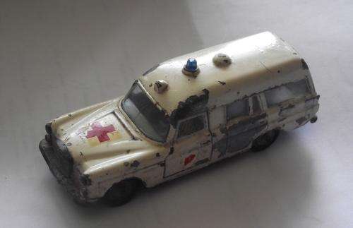 MatchBox King size Merceds Benz Ambulance