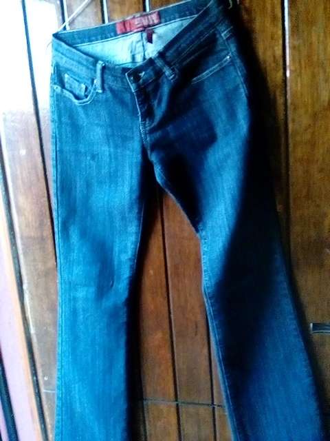 Ladies GUESS Straight Leg Size 28 Jean