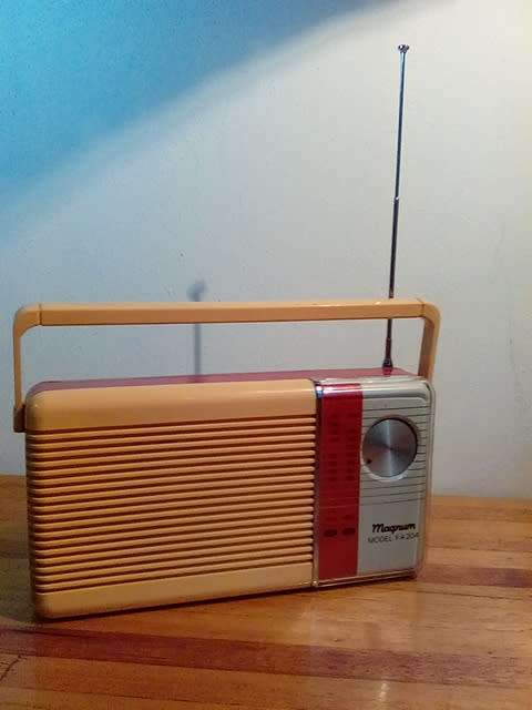 Vintage Magnum Model FA 204 FM/AM Radio - Made in Hong Kong