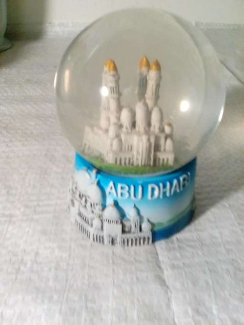 Nice Size BU DHABI Snow Globe in a Good Condition (Ref 010)