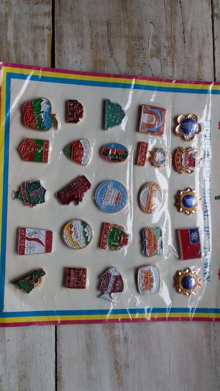 25 X Vintage Metal Souvenir Pin Badges of Taiwan for One Bid