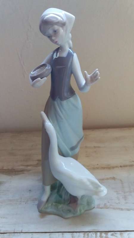 LLADRO "Girl Feeding Duck" Figurine - Stamped and numbered - Excellent Condition