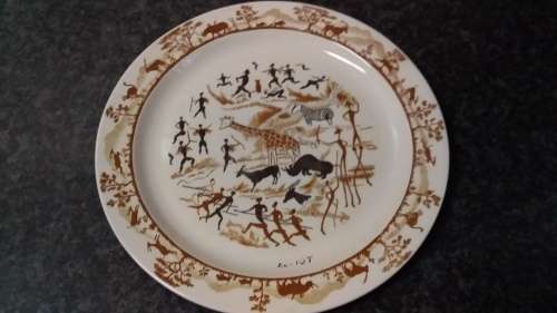 Plate Depicting Pre-Historic Wall Art Scenes of Africa 26.5cm Good Condition