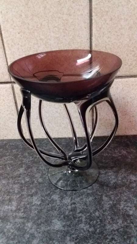 Attractive Glass Vase with Inner Shades of Maroon