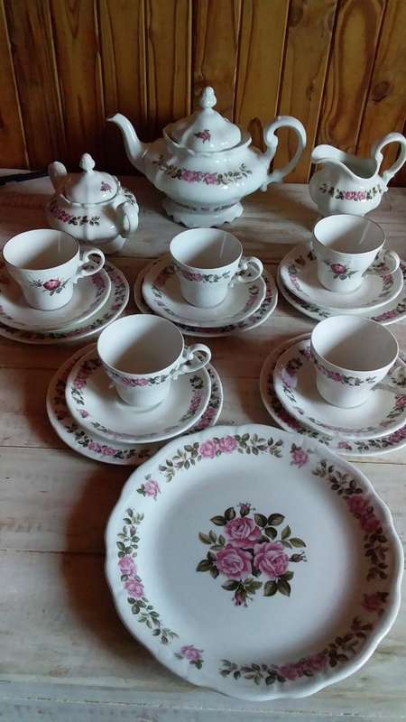 Constantia Fine China "RSA Superior" Floral Design 21 Piece Tea Set