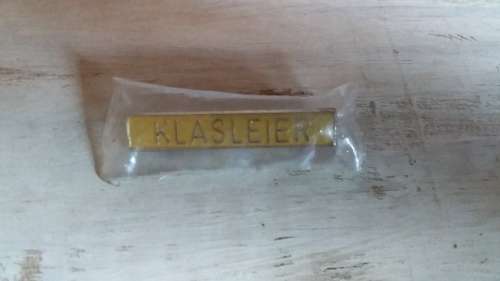 Vintage Enameled Yellow Metal Pin Badge `Klasleier`