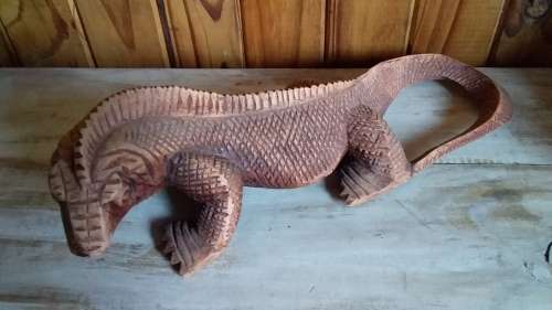 Superbly Carved Wooden Gecko (Lizard)