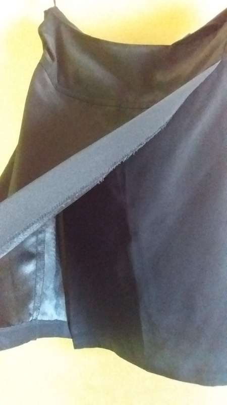 Ladies Inwear Size 34 Short Skirt with Slit