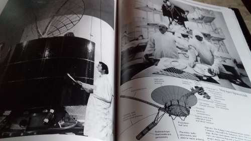 The Pictorial History of World Spacecraft