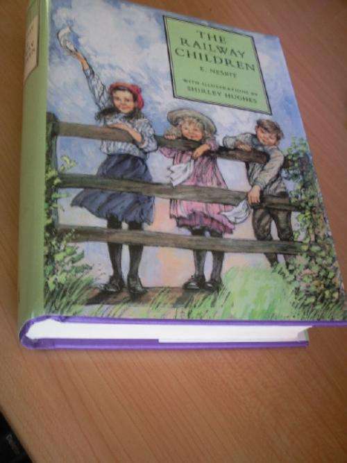 The Railway Children - E.Nesbit with Illustrations by Shirley Hughes