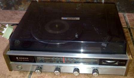 Vintage SANYO Solid State Single Record Player & FM/AM Tuner
