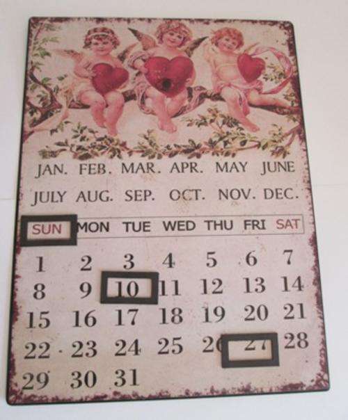 Metal Decorative Rust Effect Calendar with Magnetic Block Indicators