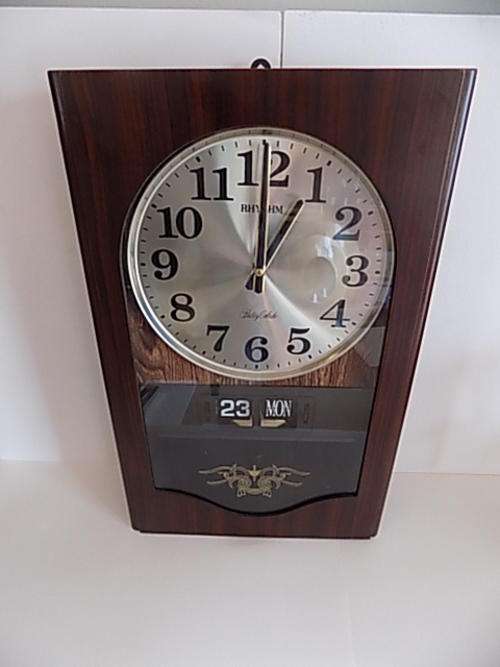 Vintage RHYTHM Battery Strike Pendulum Clock in Wall Hanging Casing