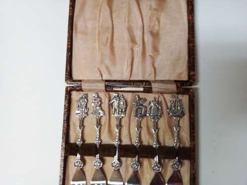 Boxed Set of Six Vintage Silverplated Holland Forks