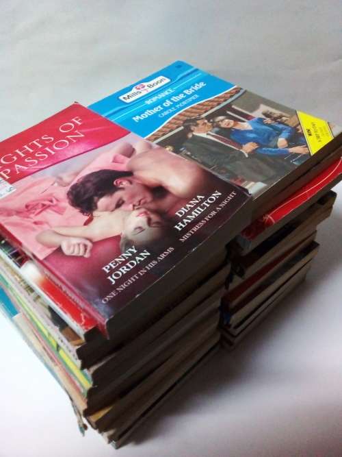 Joblot Mills and Boon plus Few Harlequin Books
