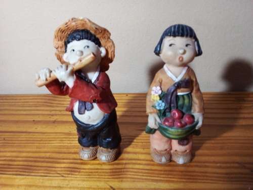 Pair of Small Koreart Figurines