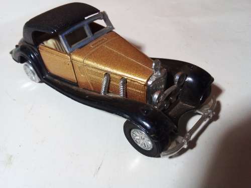 Die Cast Classic Car Model. No back tyres