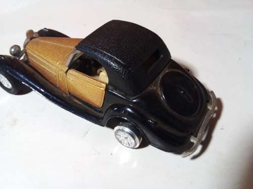Die Cast Classic Car Model. No back tyres