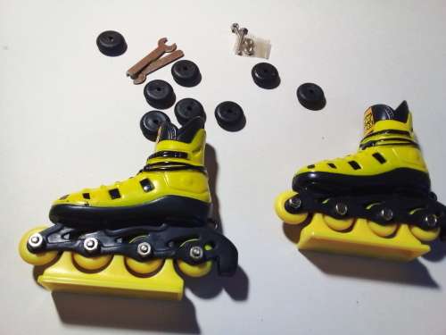 Finger Toys - Rollerblades from Spur