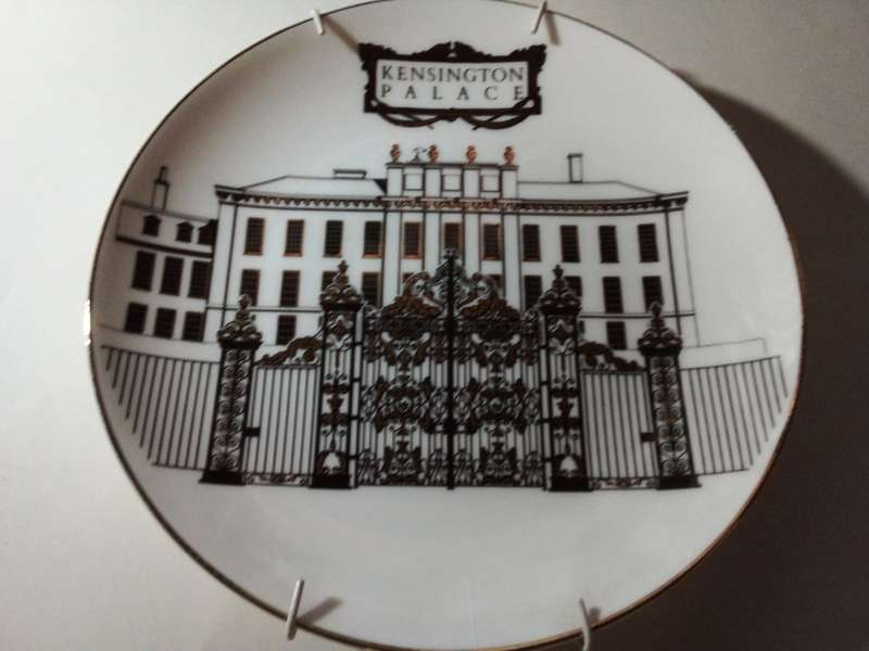 Gold Etched Kensington Palace Plate - Hairline Chip