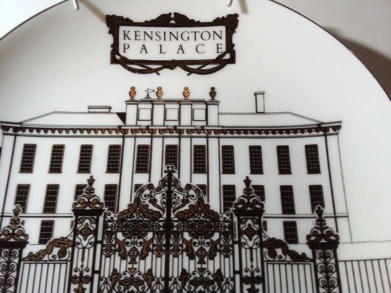 Gold Etched Kensington Palace Plate - Hairline Chip