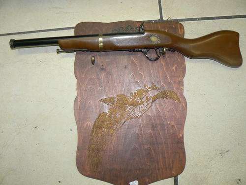 very rare collectibale pistol display and display bord dont miss out!!!!