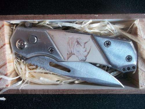 WOW (BIG FIVE   KNIFE RHINO   ) SUPORT  POCKET KNIFE  COLLECTION IN HOLDER RAP NOT USE