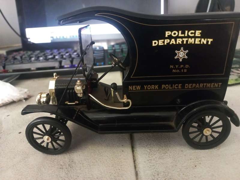 toy 1912 Ford Model T truck NYPD police paddy wagon Universal Hobbies metal