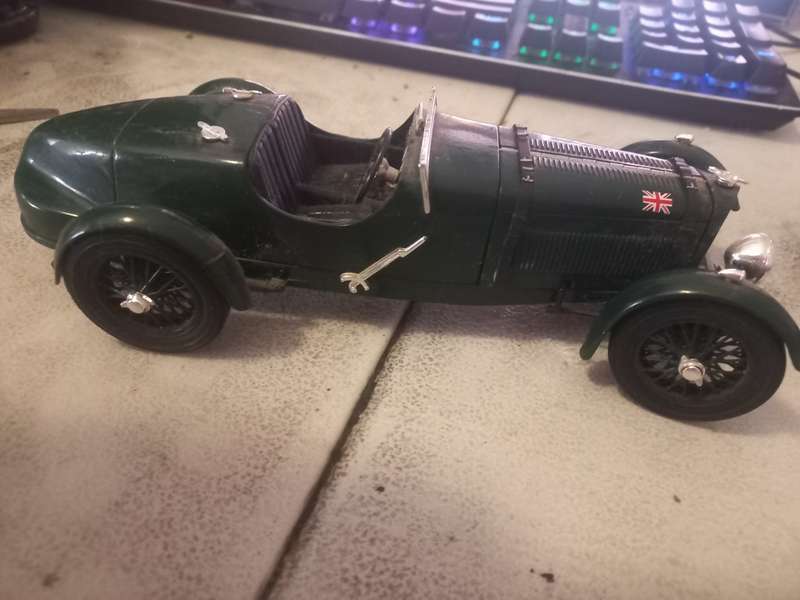Signature 1/18 Scale Diecast 18121 - Aston Martin Le Mans Team Car 1934 (no box)