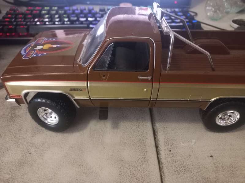 Greenlight 1:18 1982 GMC K-2500 Sierra Grande Pickup Truck With Trailer Hitch