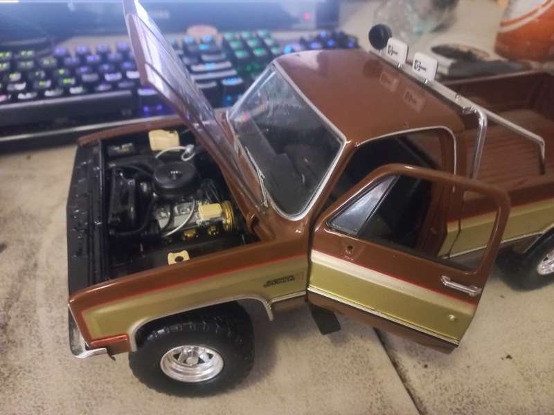 Greenlight 1:18 1982 GMC K-2500 Sierra Grande Pickup Truck With Trailer Hitch