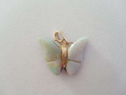 BEAUTIFUL 14CT GOLD + GENUINE OPAL BUTTERFLY PENDANT