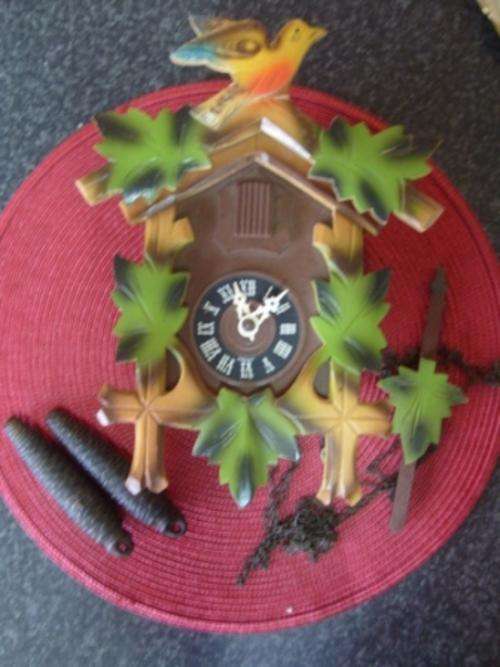 AWESOME!!! CUTE VINTAGE CUCKOO CLOCK 100% WORKING