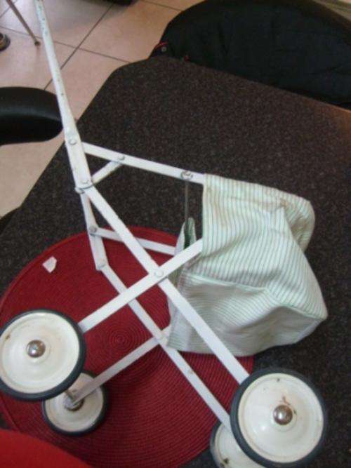 CUTE VINTAGE METAL CHILDS DOLL PRAM