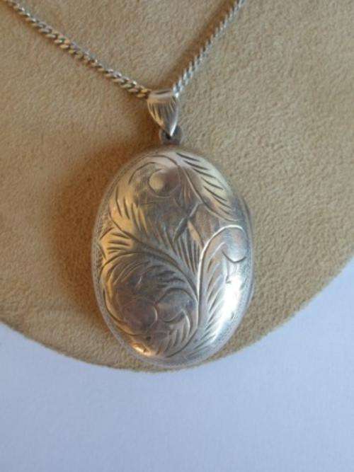 SUPERB!!! LARGE VINTAGE ENGRAVED STERLING SILVER LOCKET WITH CHAIN BEEEAUTIFUL!!!