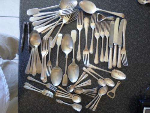MIXED LOT OF 58 PIECES OF SILVERPLATED CUTLERY