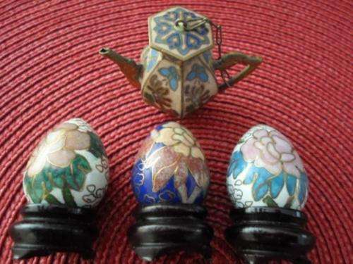 3 X BEATUTIFUL!!! VINTAGE CLOISONNE EGGS + TEAPOT PERFECT CONDITION