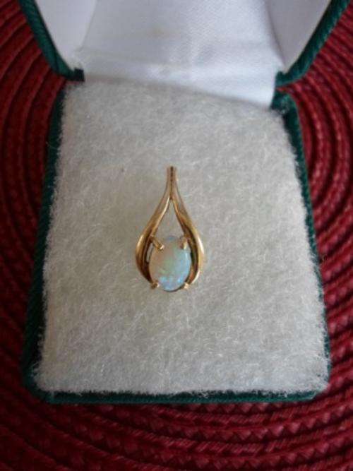 STUNNING!!! 9CT GOLD AND BEAUTIFUL AUSTRALIAN OPAL PENDANT