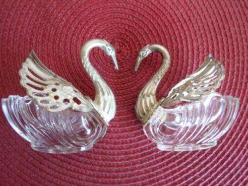 STUNNING!! VINTAGE PAIR OF SILVER PLATED AND GLASS SWAN OPEN SALTS