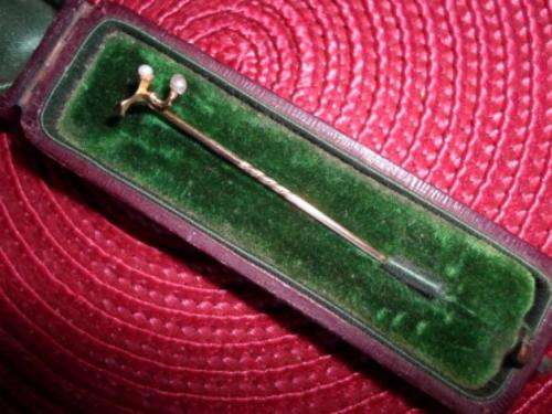 BEAUTIFUL!! VICTORIAN 9CT GOLD AND SEED PEARL TIE PIN IN ORIGINAL BOX
