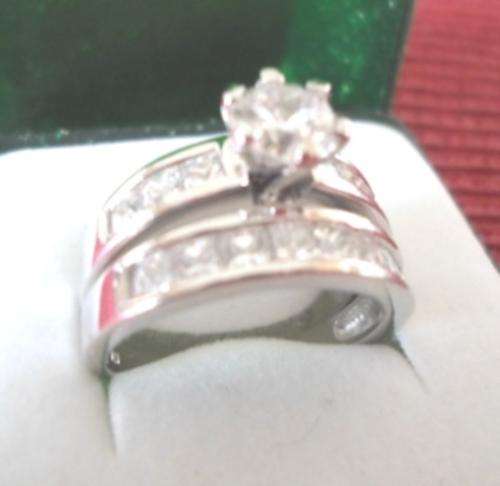 STUNNING!! STERLING SILVER & CUBIC ZIRCONIA RING WITH BAND