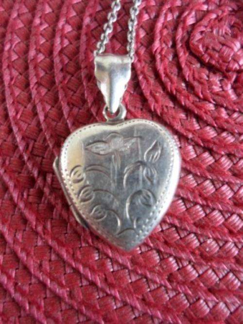 BEAUTIFUL!! VINTAGE STERLING SILVER HEART LOCKET WITH BEAUTIFUL ENGRAVED DETAIL