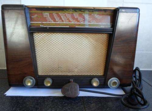 OUTSTANDING!! LARGE VINTAGE PHILIPS BAKELITE VALVE RADIO - WORKING!!