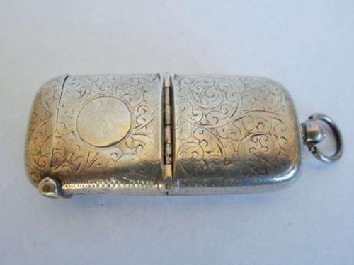 EXQUISITE!! 1914 BIRMINGHAM SILVER SOVEREIGN VESTA CASE BY T.B WITH BEAUTIFUL ENGRAVED DETAIL 33.2g