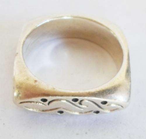 AMAZING!! HEAVY CHUNKY STERLING SILVER RING WITH ENGRAVED DETAIL SIZE T 12gr