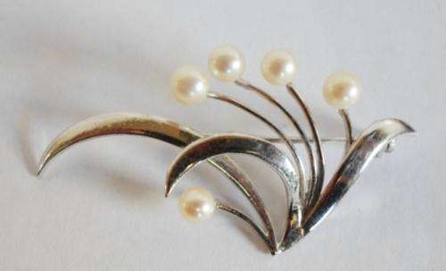 VINTAGE STERLING SILVER & CULTURED PEARL BROOCH WITH BEAUTIFUL DETAIL
