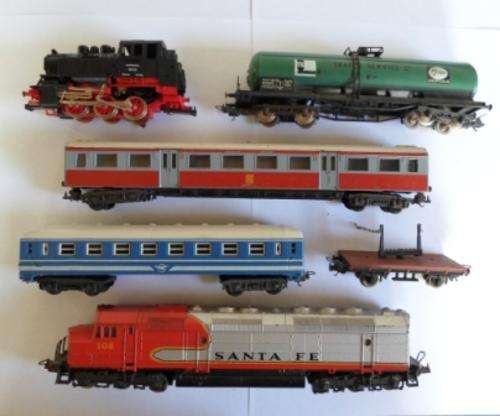 COLLECTION OF VINTAGE LIMA ENGINES & COACHES
