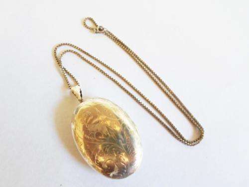 HUGE!!!!! VINTAGE STERLING SILVER LOCKET WITH EXTRA LENGTH CHAIN & BEAUTIFUL ENGRAVED DETAIL 31.4gr